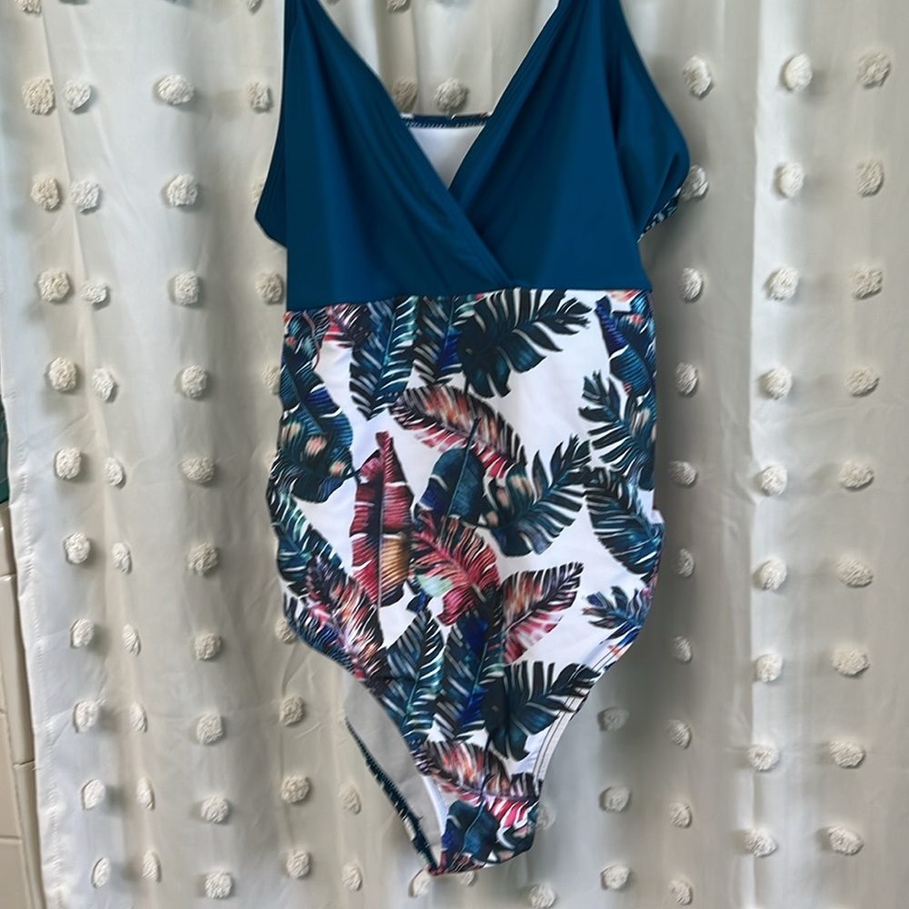 Women’s one piece swim suit , 2X , fits more to 1X , worn once